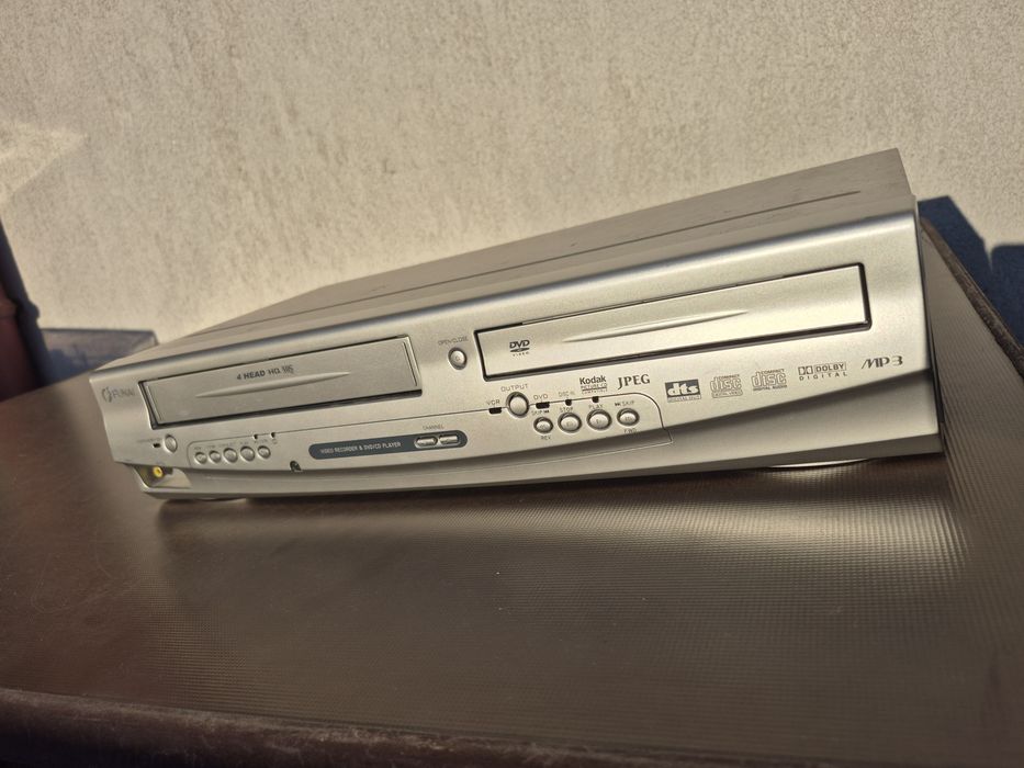 Vând video recorder & DVD Player marca Funai model DVPR-6530