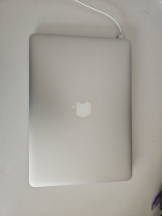 MacBook Air 13″ 2017 cu Baterie NOUĂ si incarcator orginal