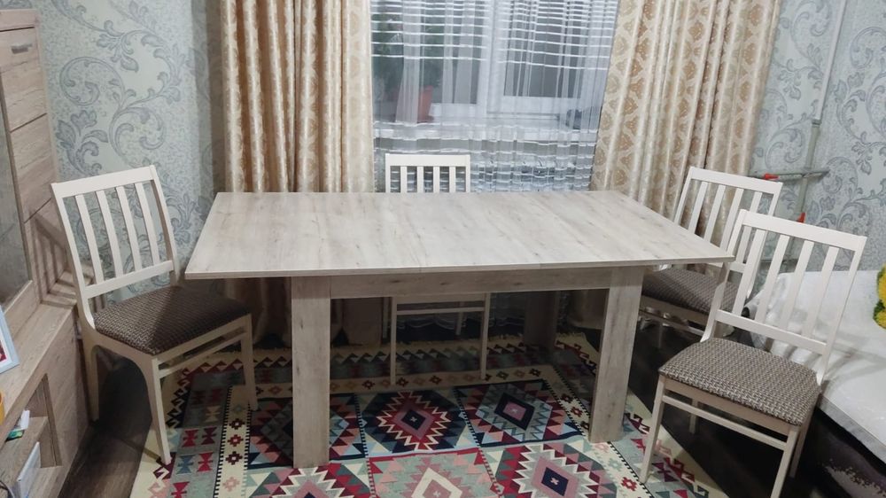 Стол со стульями обеденный