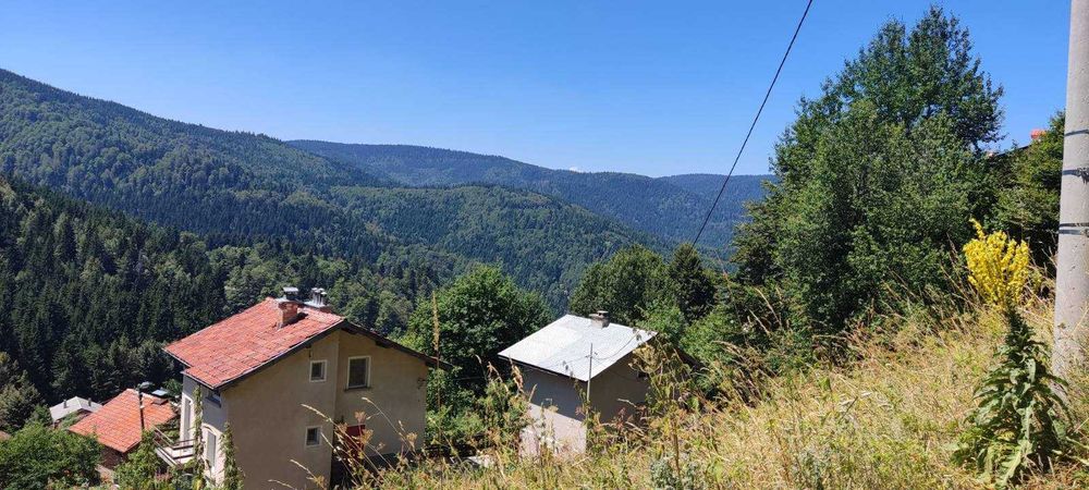 Продавам парцел и двуетажна сграда в с. Манастир, общ. Лъки