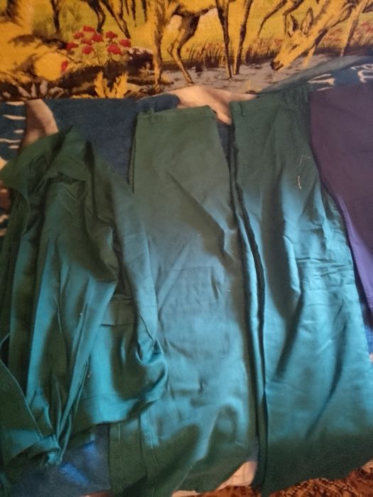 Vând salopete mărimea 60 și pantaloni scurți mărimea XXXL