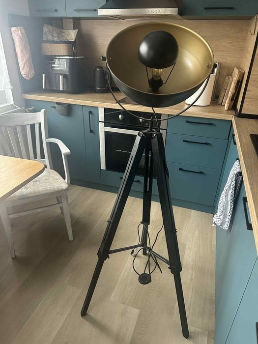 Лампа трипод прожектор