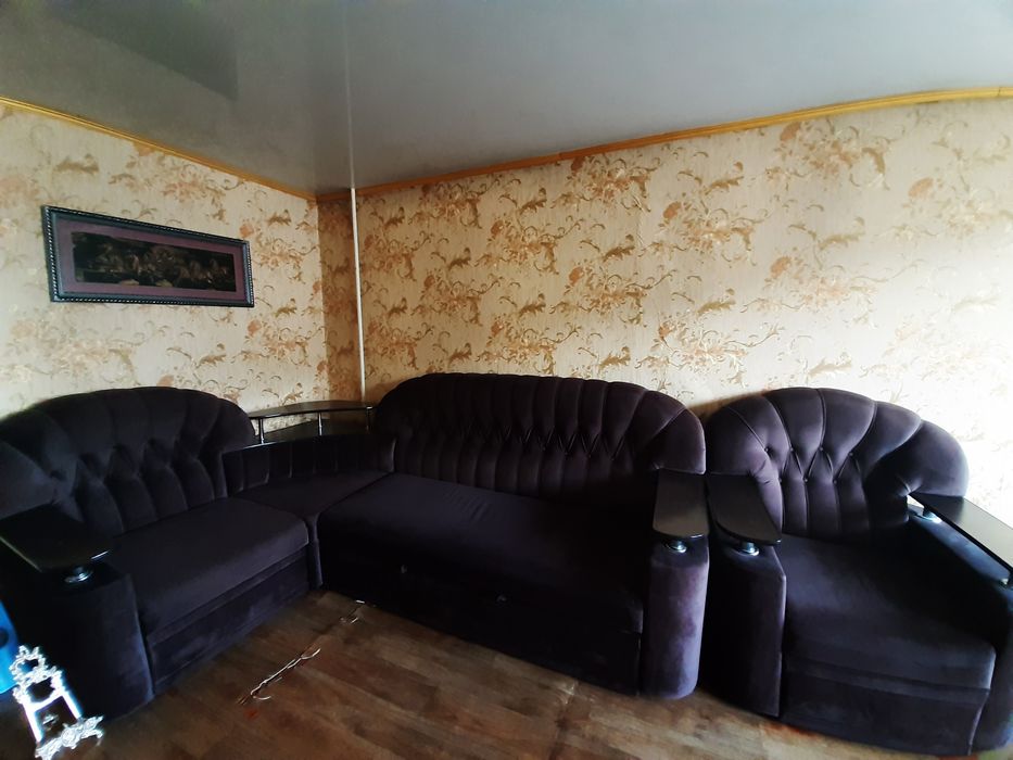 Продам угловой диван с креслом