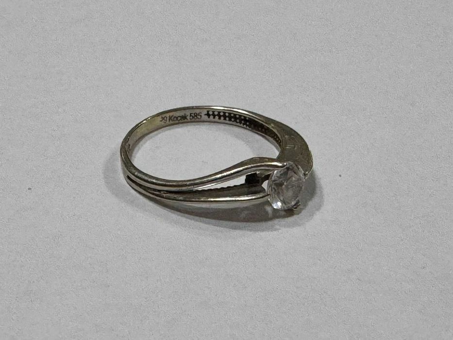Златен пръстен от бяло злато 14K 585 с камък / 1,62гр.