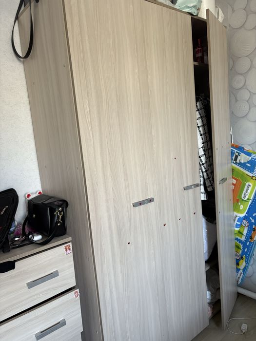 Шкаф трехдверный