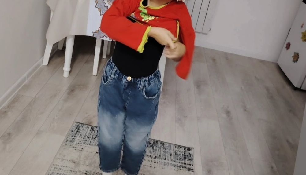 Продам джинсы для девочки