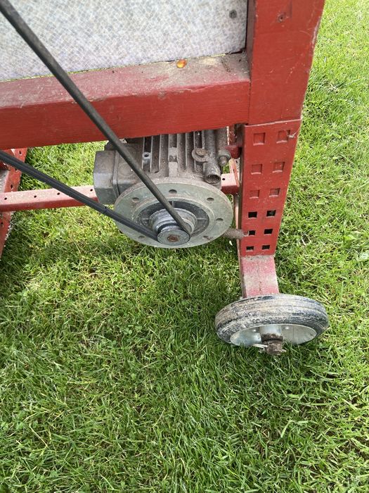 Masină pentru desfăcut (sfârnit) porumb la 220 v