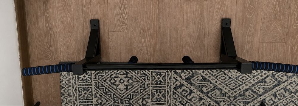 Продается настенный турник в отличном состояний