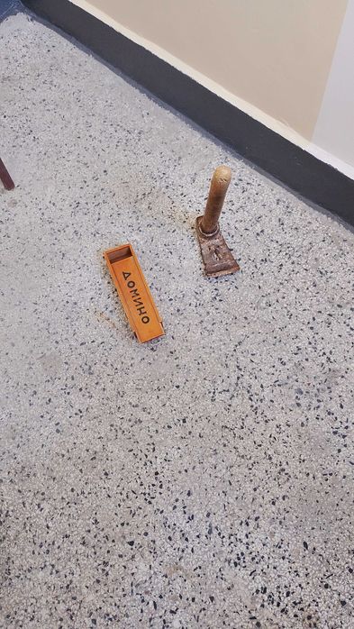 Стара кутия от домино и тесла.