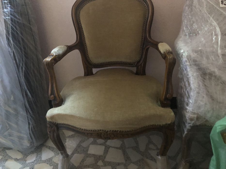 класическо френско кресло (фотьойл) в стил Луи XV (Louis XV), тапицирано с горчичена кадифена 2 бр