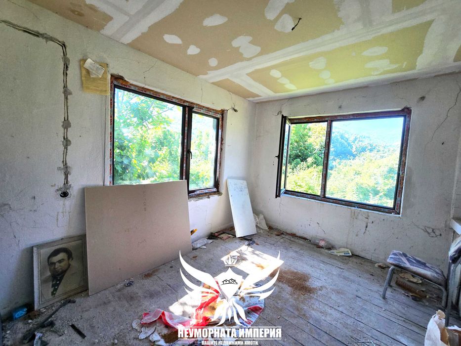 Продавам двуетажна къща 160РЗП и селскостопанска сграда 50кв.м. с широк двор 850кв.м. в с.Тополово