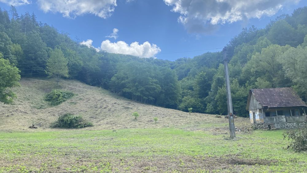 Vând teren intavilan cu construcție si extravilan.