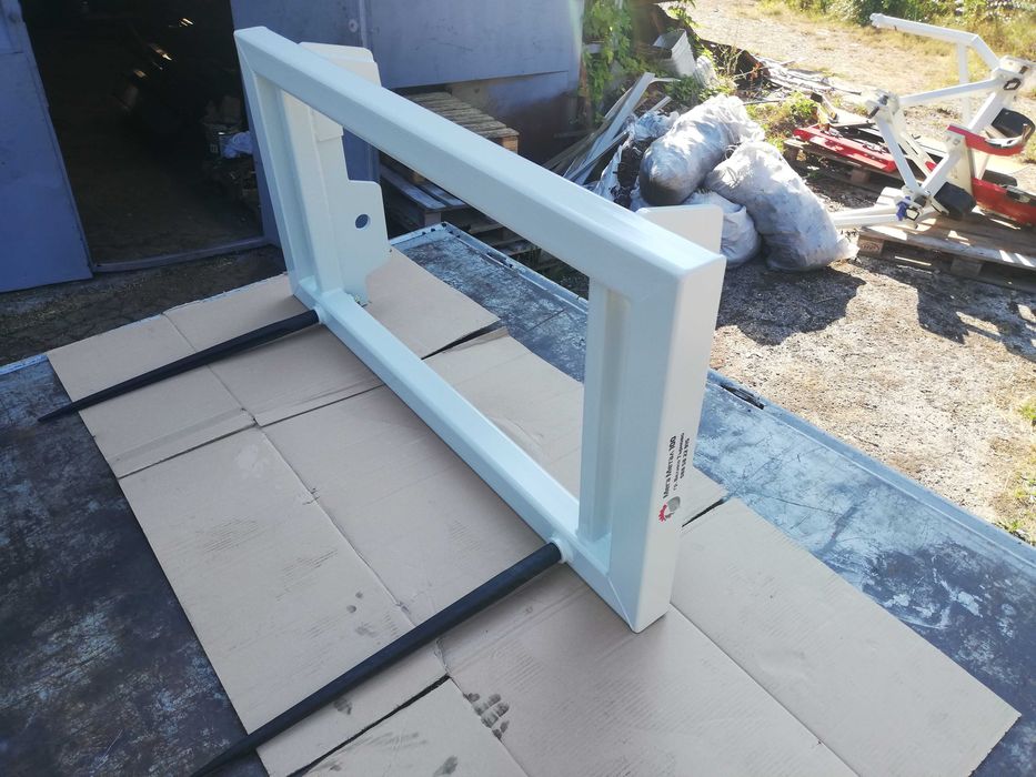 Вилица за бали с окачване за челен товарач.