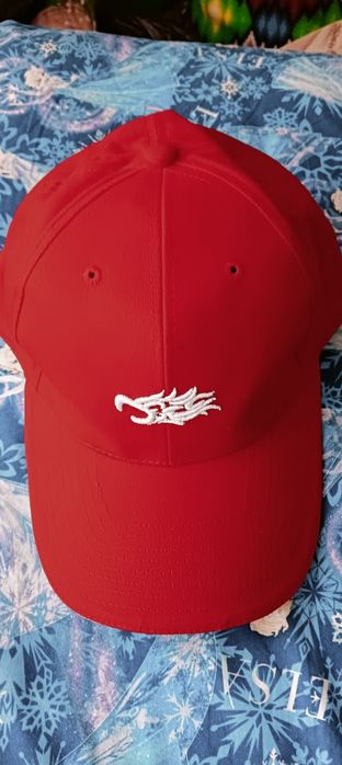 Червени летни шапки