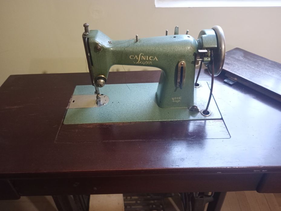 Masina de cusut Casnica Super, fabricata de UMC Cugir