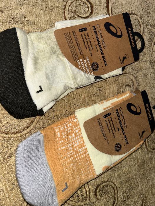 Asics бюстие, чорапи, ветровка, шорти.