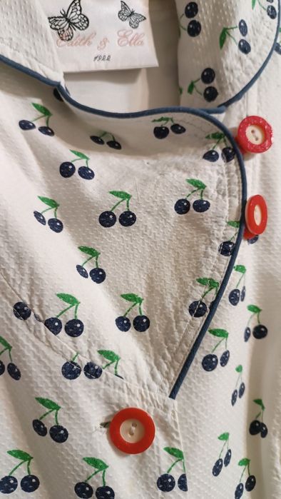 Рокля с черешки акцент червени копчета ретро