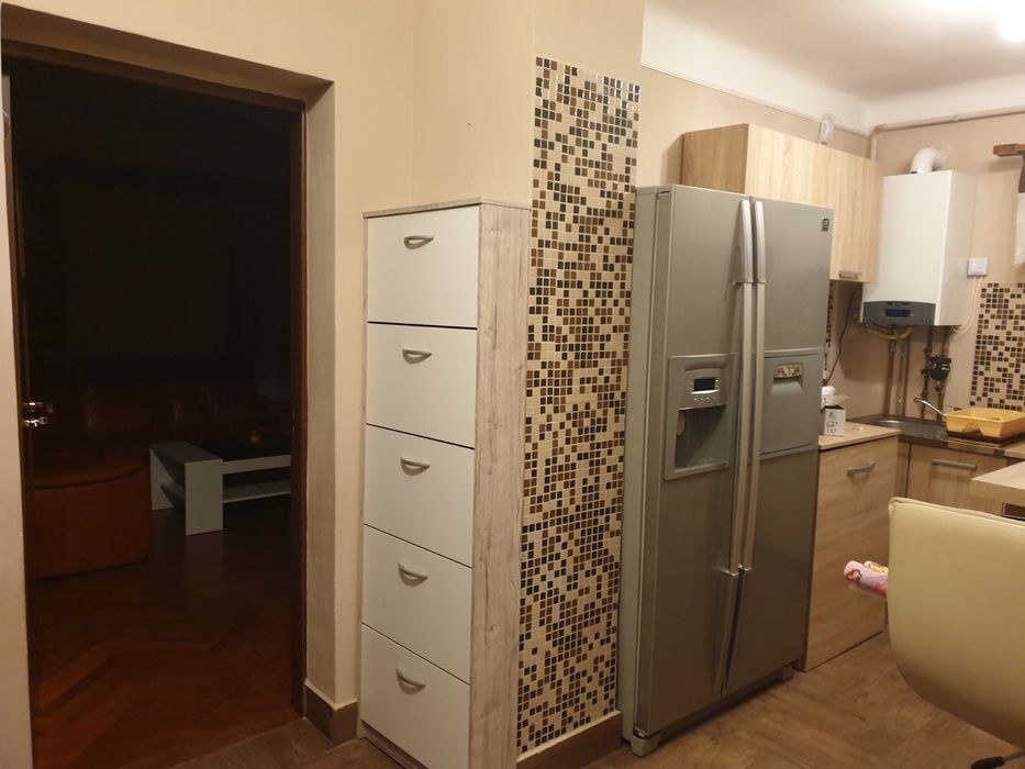 Vând apartament cu 3 camere.
Anexe
Garaj mare pentru doua masini
Curte proprie in spatele garajelor
2 camari
Curte comuna 
80000 negociabil
0741631992