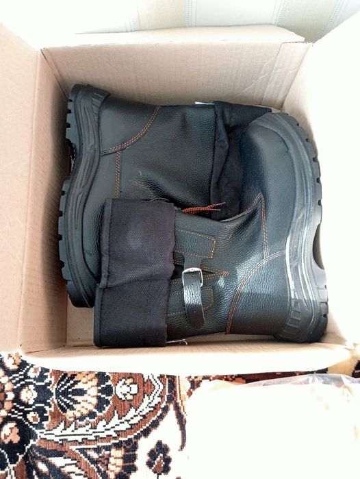 рабочую форма, жилетки, сапоги