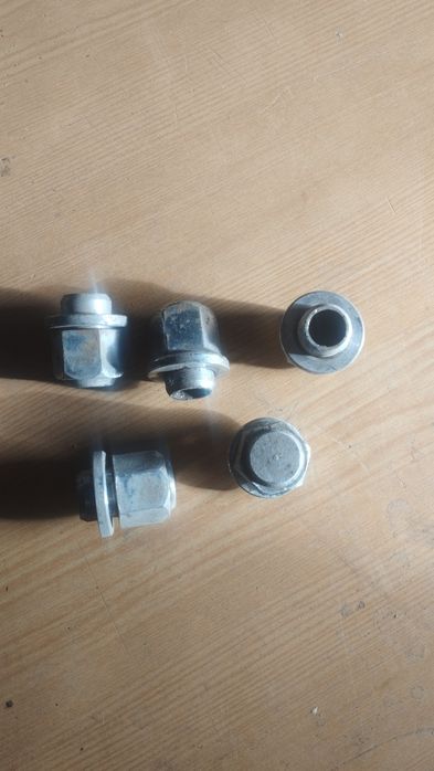 Продам гайки для колес.