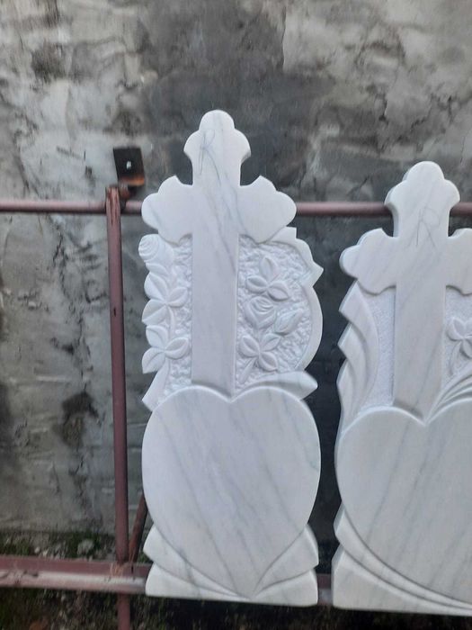 Cruci marmura, monumente funerare
