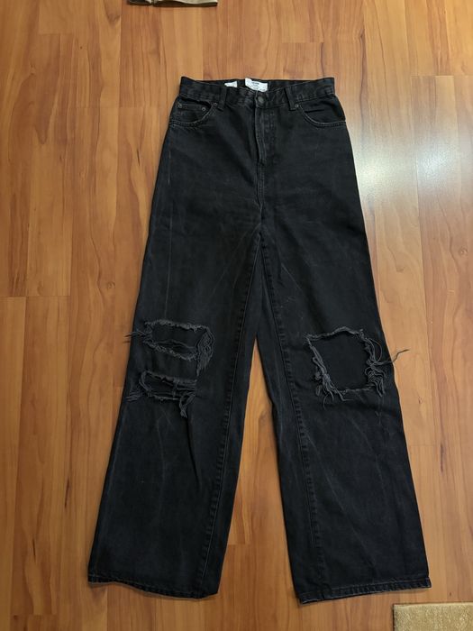 Стилни дънки с дупки на коленете