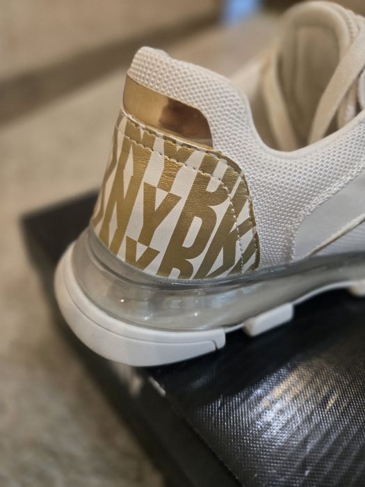 Спортни обувки DKNY