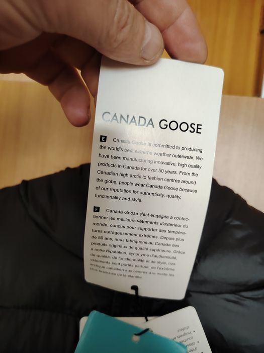 Vînd geacă  damă Canada Goose -marinea  M.  nouă !