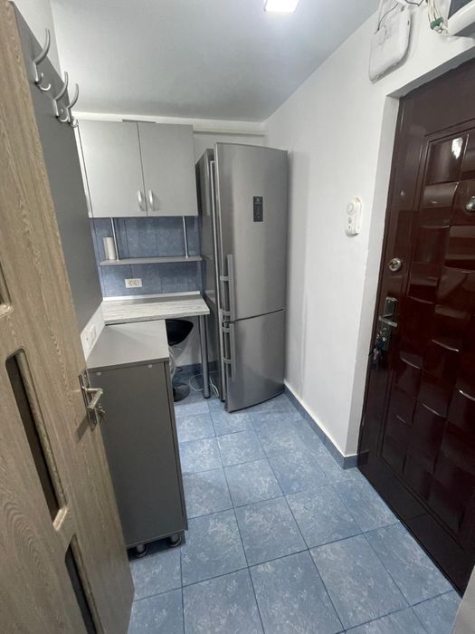 închiriez garsoniera