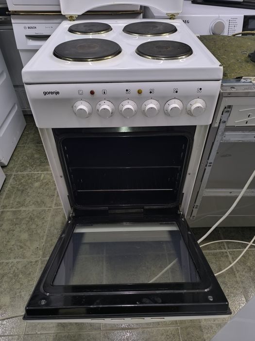 Свободностояща Печка Gorenje Е235VV с чугунени котлони.