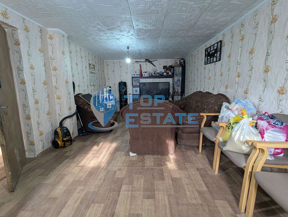 Ремонтирана масивна къща с голям и поддържан двор в село Асеново, общ