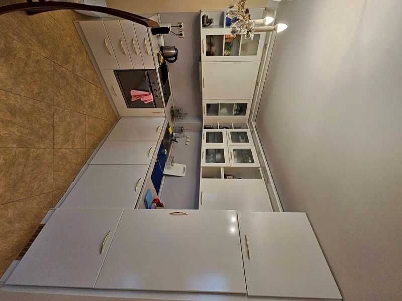 Бяла кухня с вградени уреди. МДФ.