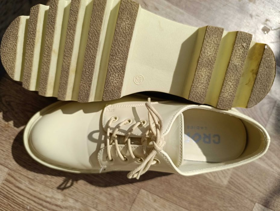 Обувки носени само няколко пъти, като нови. 39 номер са обувките.