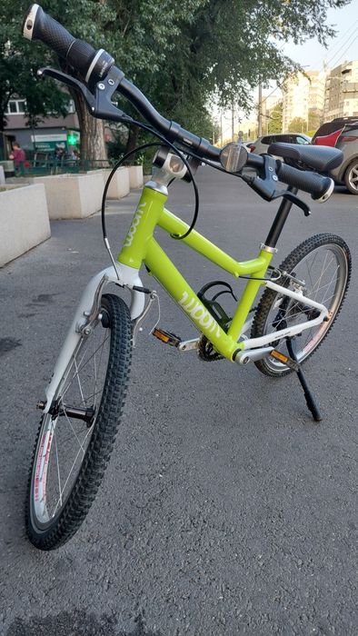 Woom 4 Neon Lime 20” – 7 viteze – 7,8 kg + cric Woom. Unic proprietar