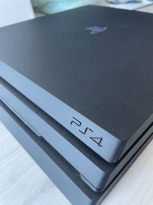 PlayStation Pro 4 + едн джойстик и подарък игра Grand Theft Auto 5
