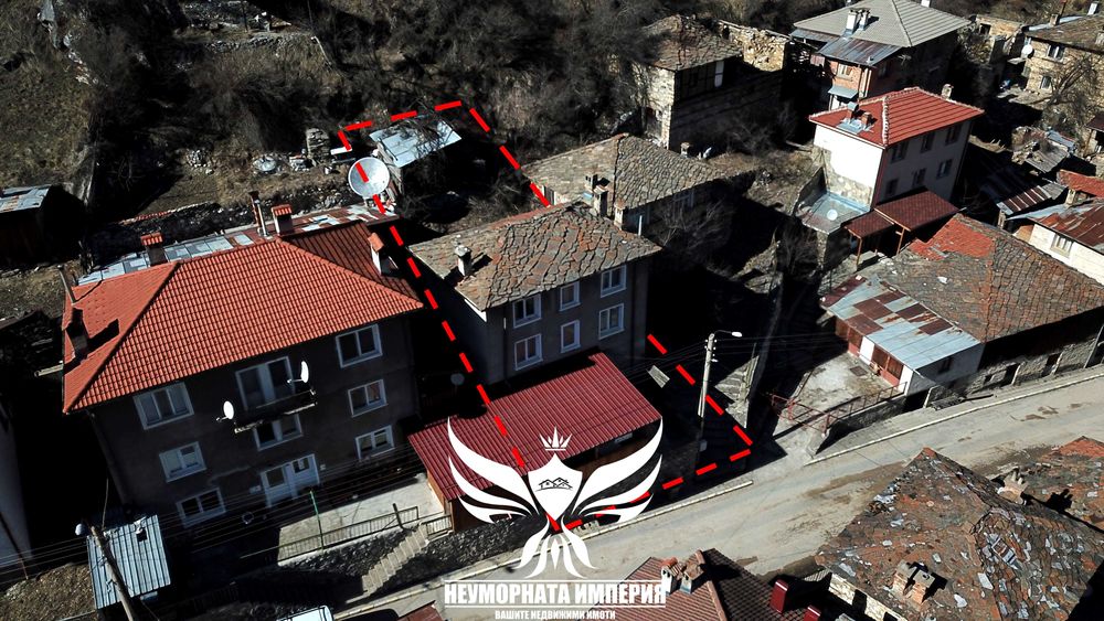 Продавам триетажна къща 162РЗП с 122кв.м. двор в с.Забърдо обл.Смолян