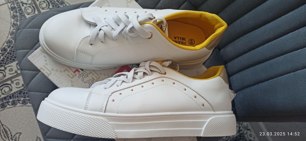 Продам белые кеды ( кроссовки)