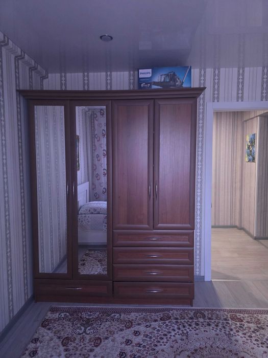 Продам шкаф с зеркалом