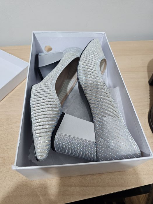 Одежда и обувь. Женские туфли