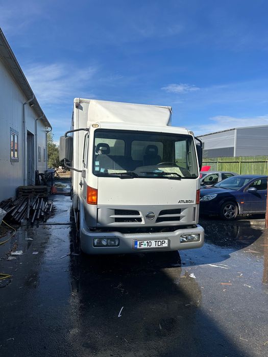 Vând Nissan Atleon 3.0 Diesel, 3,5 tone, dubă închisă cu lift hidraulic – 2004