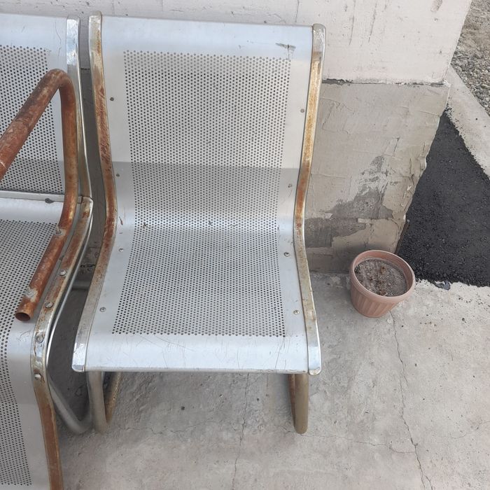 Продам железные стулья