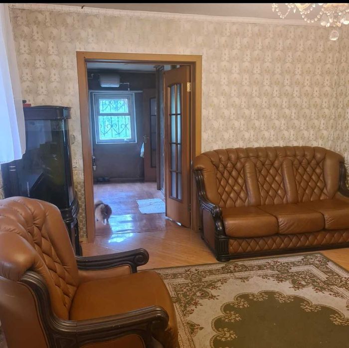 Дом с мансардой и  с гаражом в городе