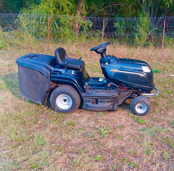 Tractoras   de tuns iarbă și gazon