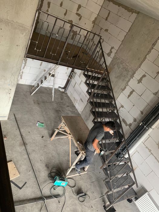 Антресольный этаж,сварщик