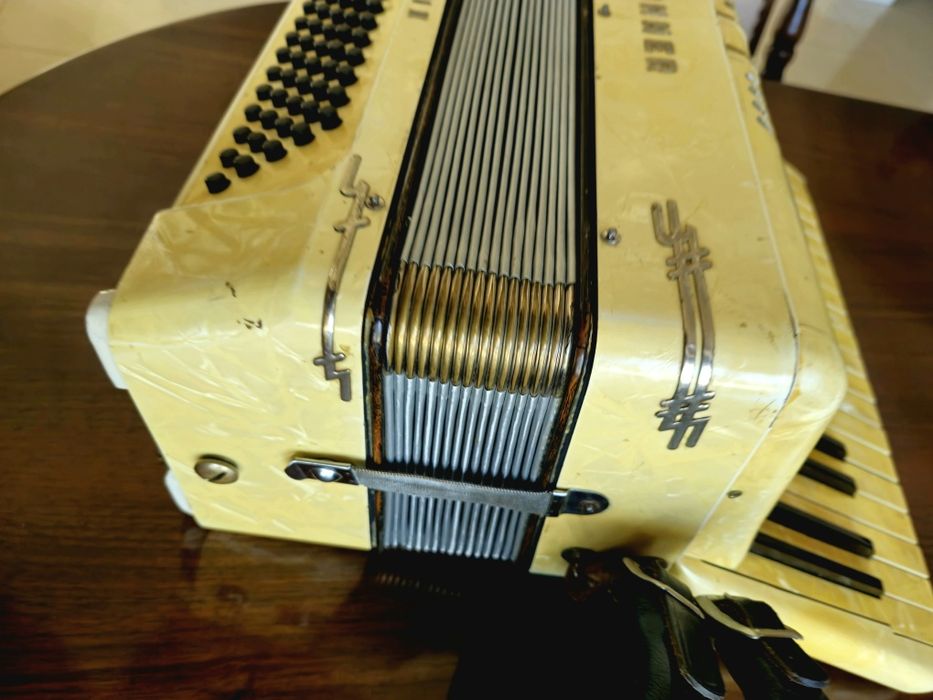 Acordeon  Hohner Verdi 2 cu 80 basi bandonat