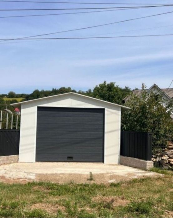 Garaje auto pe structura metalica învelite cu panouri Sandwich