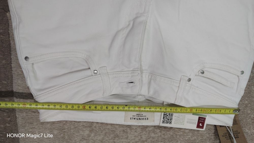 Blugi albi mărimea M ,noi cu eticheta