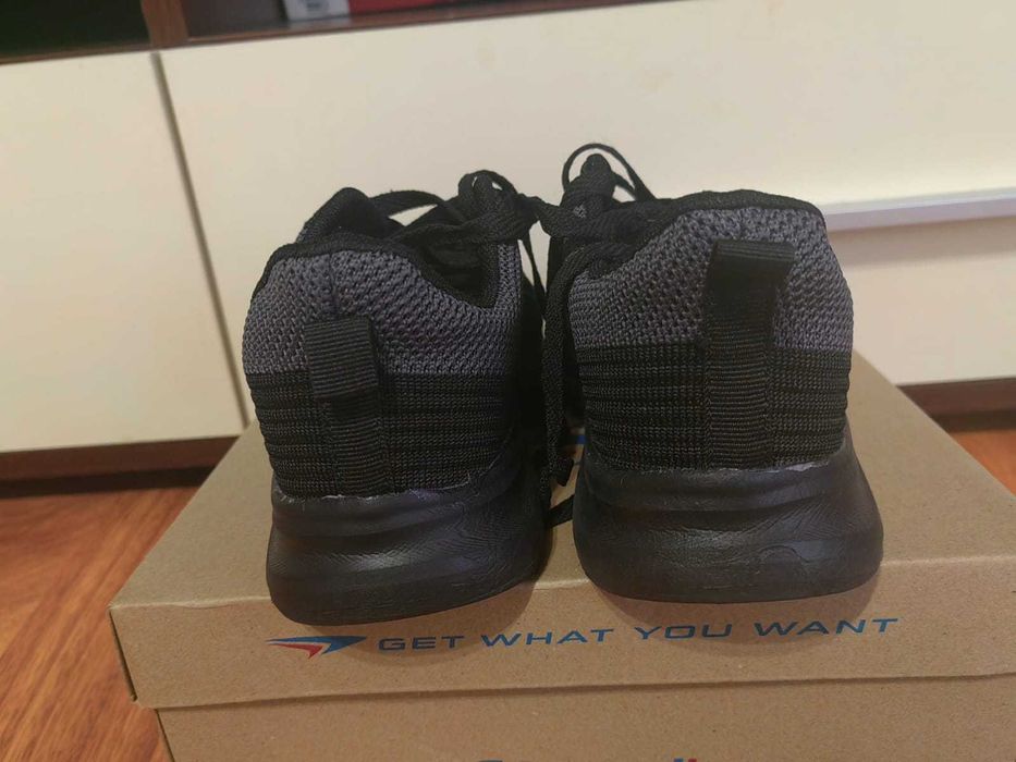 Vanând adidași negrii