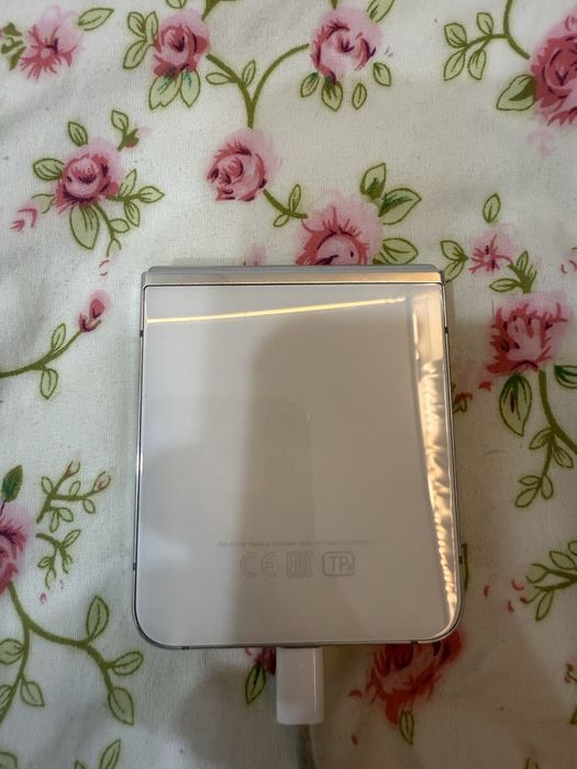 Пролаётся галакси z flip 512гб