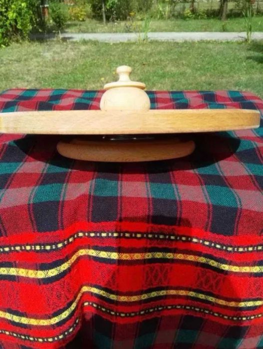 Дървен въртящ поднос със солничка